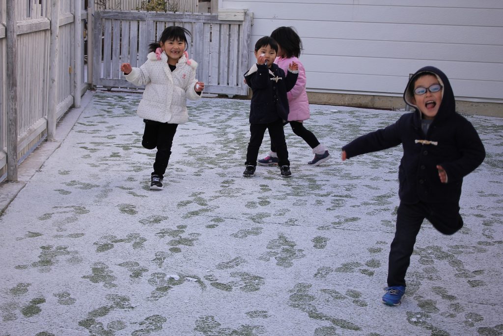雪遊びする園児たち